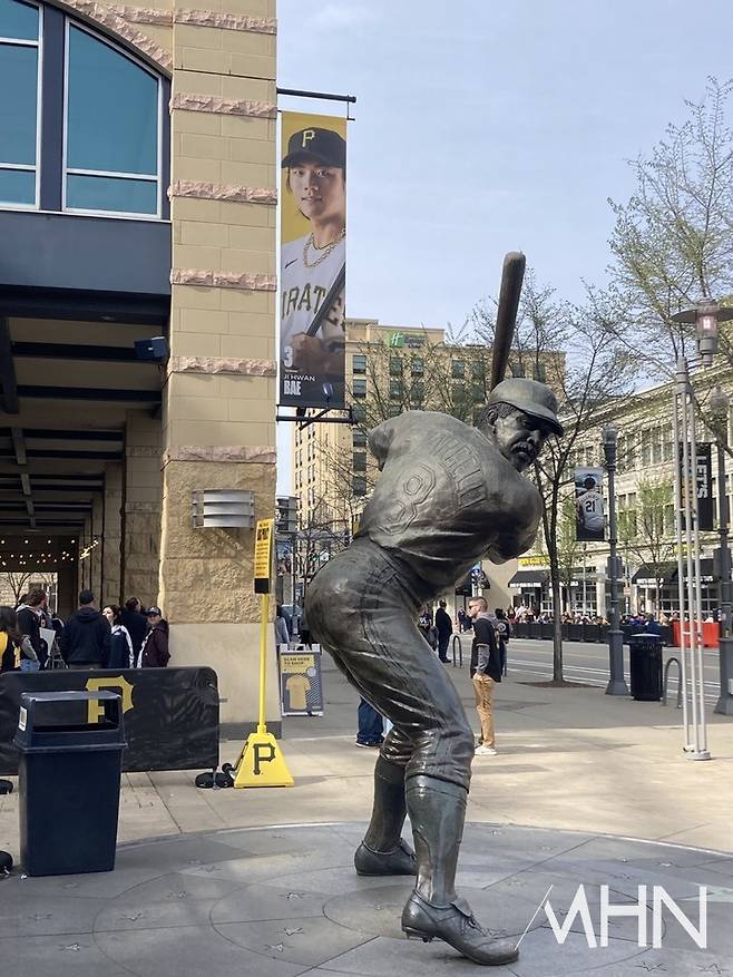 (피츠버그 홈구장 'PNC 파크' 외벽에 걸려있는 배지환 사진)