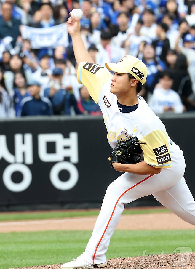 6일 대전 한화생명볼파크에서 열린 '2025 신한 SOL 뱅크 KBO리그' 프로야구 한화 이글스와 삼성라이온즈 경기에서 한화 정우주가 투구하고 있다. 2025.5.6/뉴스1 ⓒ News1 김기남 기자
