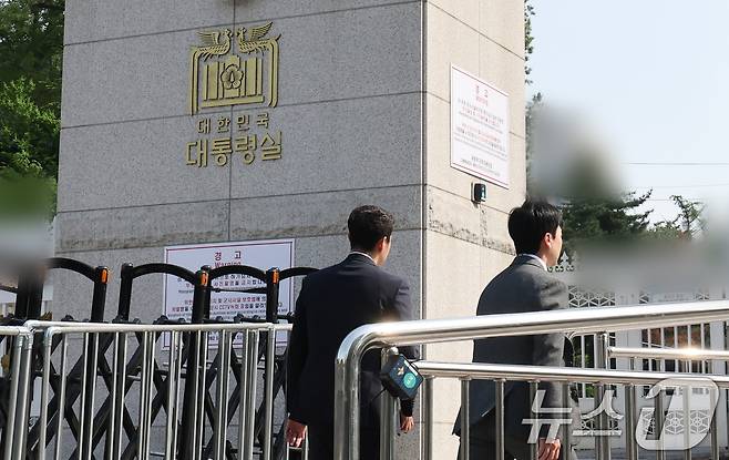 해병대원 순직사건 수사외압 의혹을 수사 중인 고위공직자범죄수사처(공수처) 수사관들이 대통령비서실과 국가안보실에 대한 압수수색을 시도하기 위해 지난 7일 서울 용산구 대통령실 민원실 출입구로 들어서고 있다./뉴스1 ⓒ News1 허경 기자