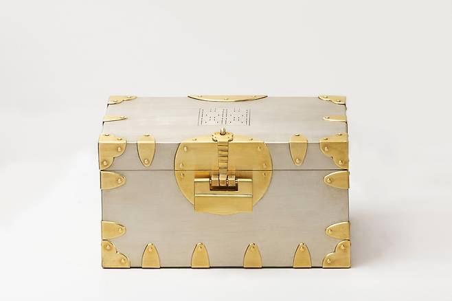 이경노_백동 선각 희자문 함(白銅 線刻 囍字文 函) 14.1 × 21.8 × 11.3(h) cm Ⓒ2025.이경노.All rights reserved. (박여숙화랑 제공)