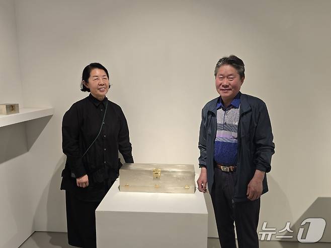 '두 번째 박여숙 간섭 이경노 백동(白銅) 공예전' 전시 전경. 박여숙 대표(왼쪽)와 이경노 작가. ⓒ 뉴스1 김정한 기자
