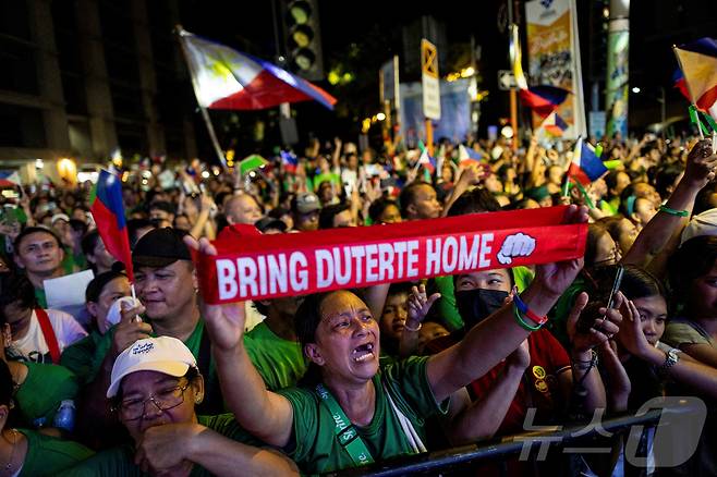 28일(현지시간) 네덜란드 국제형사재판소(ICC) 구금 시설에 수감중인 로드리고 두테르테 전 대통령의 지지자들이 필리핀 다바오에서 그의 석방을 촉구하는 시위를 하고 있다. 2025.03.28 ⓒ 로이터=뉴스1 ⓒ News1 김지완 기자