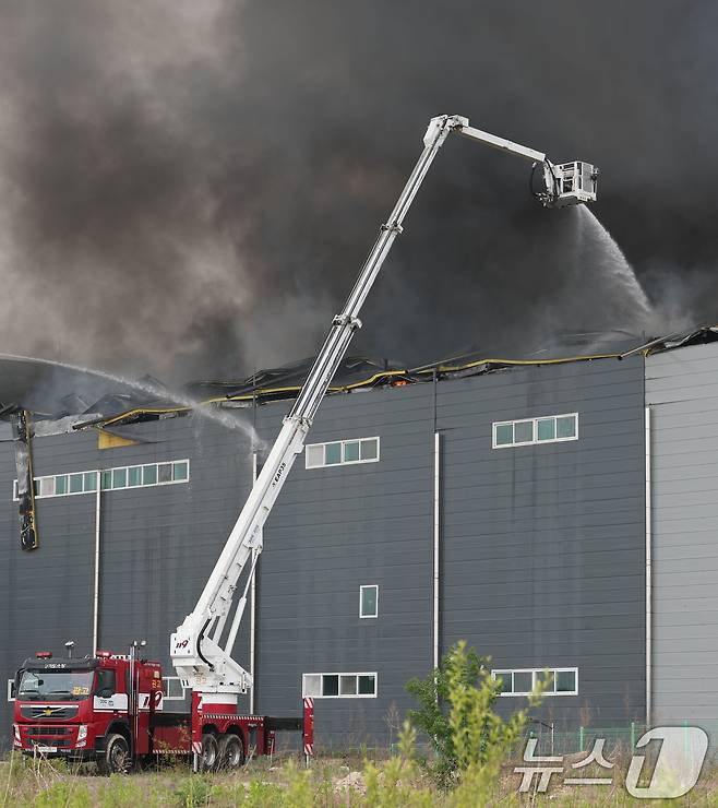 13일 오후 경기 이천시 부발읍 소재 대형 물류창고에서 화재가 발생해 검은 연기가 치솟고 있다. 2025.5.13/뉴스1 ⓒ News1 김영운 기자