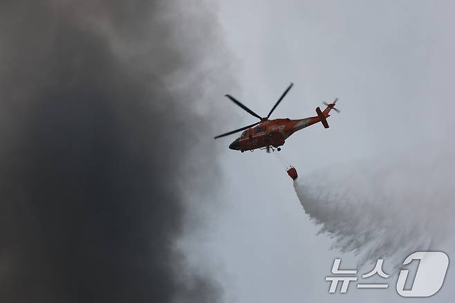 13일 경기도 이천시 부발읍 소재 대형 물류창고에서 화재가 발생해 소방헬기가 진화작업을 벌이고 있다. 2025.5.13/뉴스1 ⓒ News1 김영운 기자