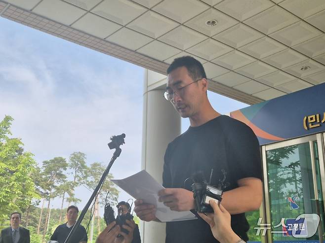 2022년 강원 강릉에서 일어난 급발진 의심사고로 목숨을 잃은 고(故) 이도현(당시 12세) 군의 아버지 이상훈 씨가 13일 춘천지법 강릉지원에서 열린 제조사와의 손배소 판결 선고를 마친 뒤 취재진에게 입장을 밝히고 있다.2025.5.13/뉴스1