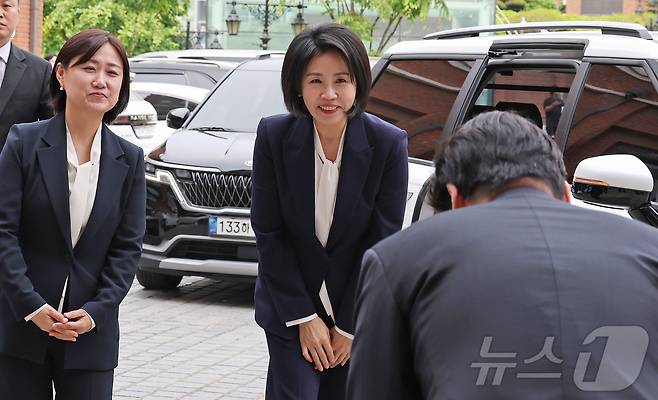 이재명 더불어민주당 대통령 후보의 부인 김혜경 여사가 13일 오후 서울 중구 천주교 서울대교구청에서 정순택 서울대교구장과의 면담을 앞두고 교구청 관계자와 인사를 나누고 있다. ⓒ News1 장수영 기자