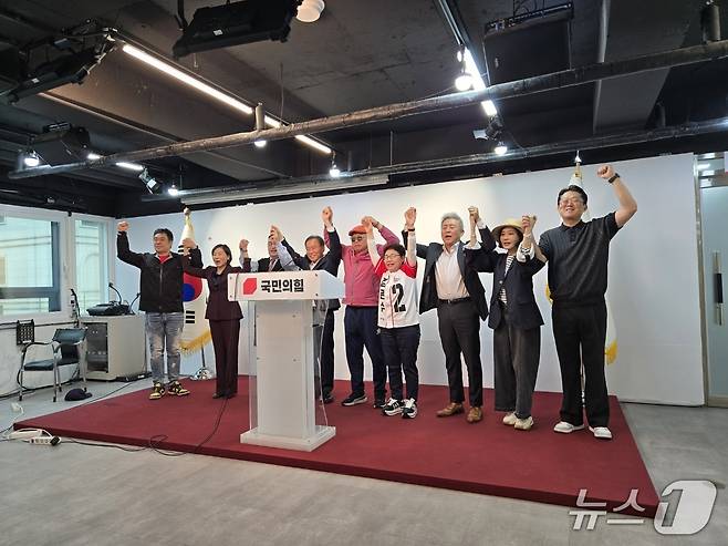 가수 김흥국 등 연예인들이 13일 국민의힘 당사에서 김문수 국민의힘 대통령 후보 지지 선언을 하고 있다. ⓒ News1 손승환 기자