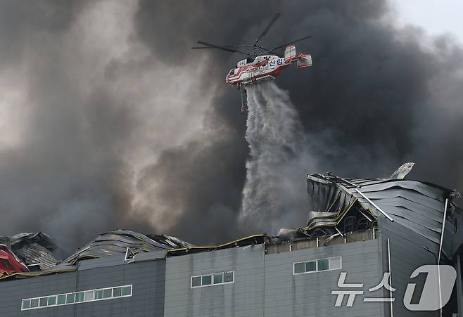 13일 오후 경기 이천시 부발읍 소재 대형 물류창고에서 화재가 발생해 검은 연기가 치솟고 있다. /뉴스1 ⓒ News1 김영운 기자