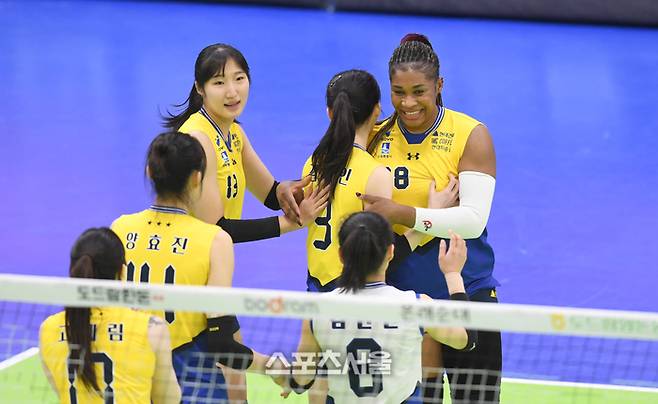 현대건설 모마가 11일 수원체육관에서 열린 2024~2025 V-리그 한국도로공사와 경기에서 서브로 득점을 얻은 후 동료들과 환호하고 있다. 2025. 2. 11. 수원 | 최승섭기자 thunder@sportsseoul.com