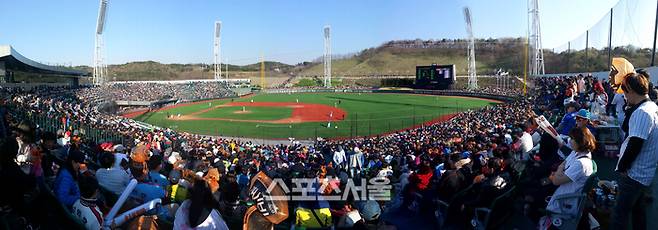 울산문수구장은 이미 KBO리그 개최 이력이 있다. 사진은 2014년 4월6일 KBO리그 삼성-롯데전. 관중들이 경기장을 가득 채웠다. 사진 | 스포츠서울 DB