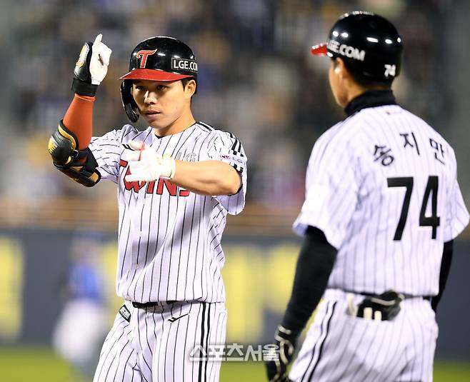 LG 문성주가 15일 잠실구장에서 열린 2025 KBO리그 삼성과 경기 6회말 2사1루 중전안타를 친 후 세리머니를 하고 있다. 잠실 | 최승섭기자 thunder@sportsseoul.com