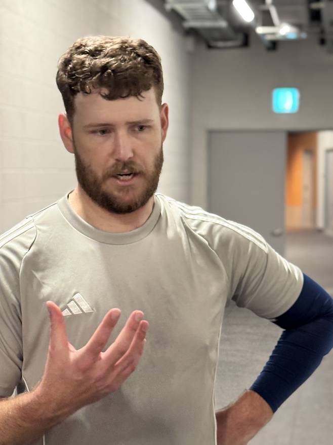 두산 콜 어빈이 지난 11일 있었던 태도 논란에 대해 사과하고 있다. 사진 | 두산 베어스