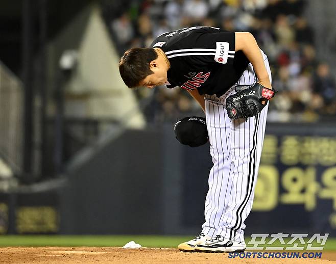 7일 잠실야구장에서 열린 LG와 두산의 경기, 6회말 무사 만루 등판한 LG 김강률이 관중석의 두산 팬들에게 인사하고 있다. 잠실=허상욱 기자wook@sportschosun.com/2025.05.07/