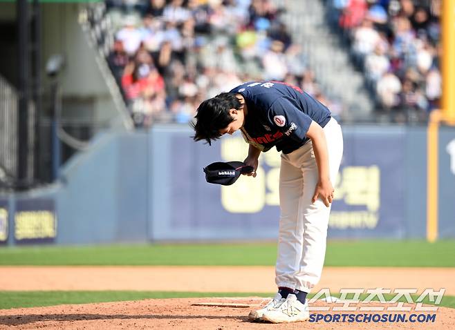 26일 잠실야구장에서 열린 롯데와 두산의 경기, 8회말 마운드에 오른 롯데 정철원이 두산 팬들에게 인사를 하고 있다. 허상욱 기자wook@sportschosun.com/2025.04.26/