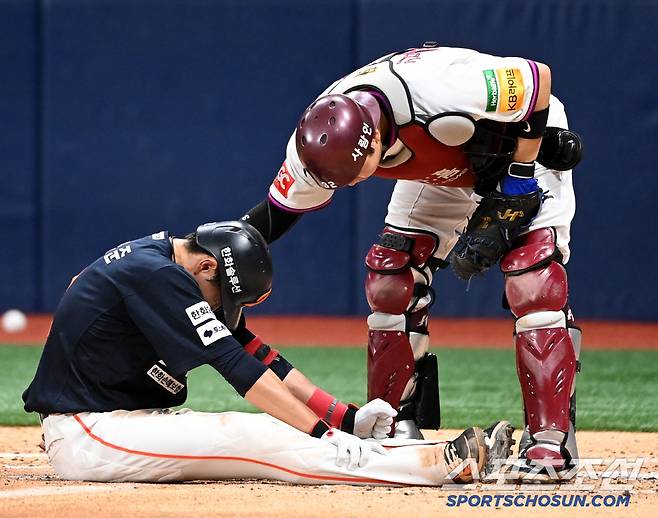 10일 고척스카이돔에서 열린 한화와 키움의 경기, 4회초 무사 1루 한화 심우준이 키움 손현기의 투구를 맞은 뒤 고통을 호소하고 있다. 고척=허상욱 기자wook@sportschosun.com/2025.05.10/