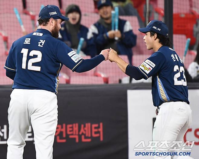 9일 수원 KT위즈파크에서 열린 NC-KT전. 4회말 2사 1루 장준원의 타구를 호수비로 잡은 중견수 천재환이 로건의 환영을 받고 있다. 수원=정재근 기자 cjg@sportschosun.com/2025.4.9/