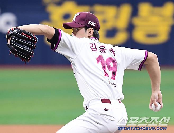 11일 고척돔에서 열린 KBO리그 키움과 한화의 경기. 선발 투구하고 있는 키움 김윤하. 고척=송정헌 기자songs@sportschosun.com/2025.05.11/