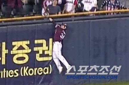 키움 좌익수 이형종이 4회말 오스틴의 홈런타구를 잡아내고 있다. 스포티비 중계방송 캡쳐