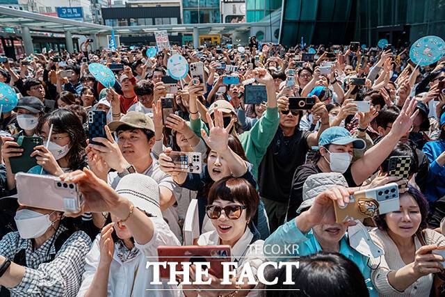이재명 더불어민주당 대선후보의 유세가 열린 13일 오전 경북 구미역 앞에서 지지자들이 이 후보를 향해 환호하고 있다.