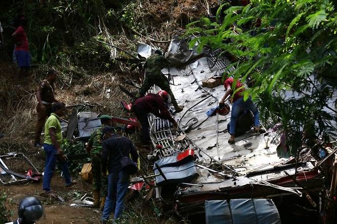 스리랑카 중부 산악지대 코트말레 타운 부근에 불교 순례객을 태운 버스가 전복돼 있다. EPA연합뉴스