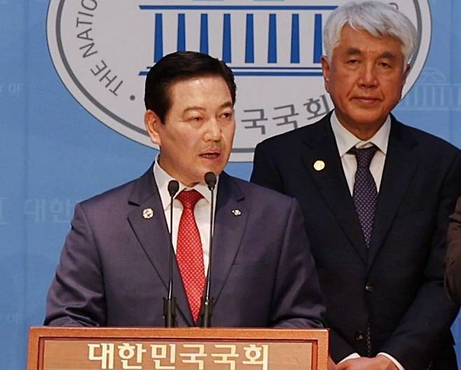 조재구 시장군수구청장협의회 대표회장(왼쪽)이 국회에서 완전한 지방자치 분권을 촉구하는 기자회견을 하고 있다.