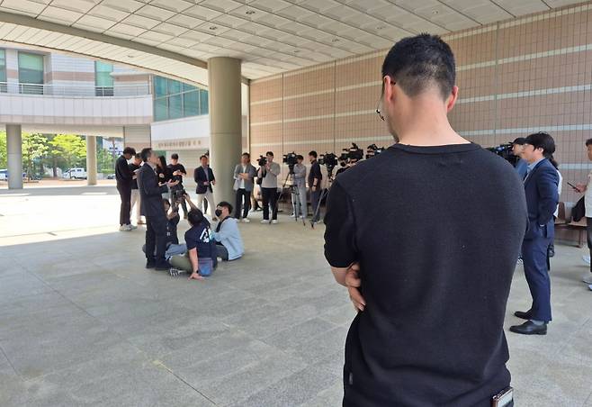 13일 오후 강원 강릉시 난곡동 춘천지법 강릉지원 앞에서 '강릉 차량 급발진 의심 사고' 원고 측이 재판을 마친 뒤 입장을 밝히고 있다./연합뉴스