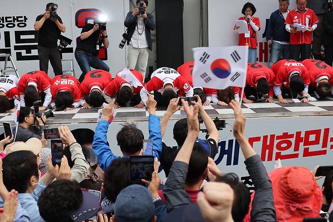 김문수 국민의힘 대통령 후보가 13일 부산 중구 자갈치시장에서 유세 도중 큰 절을 하고 있다. /뉴스1