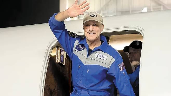 도널드 페팃이 우주 임무를 마치고 지난달 20일 지구로 귀환해 손을 흔들고 있다./NASA