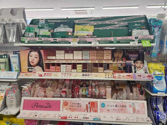 지난달 27일 일본 후쿠오카 세븐일레븐 매장에 클리오와 VT코스메틱 제품이 진열되어 있다./최효정 기자