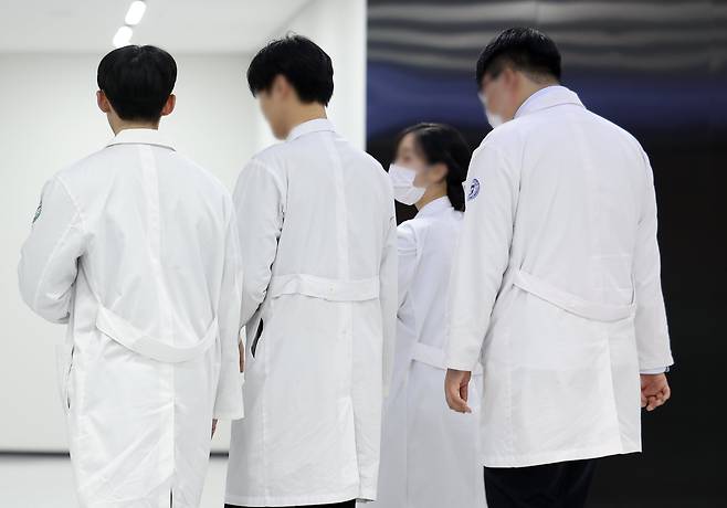 지난 2월 25일 서울 한 병원에서 의료진이 이동하고 있다. /연합뉴스