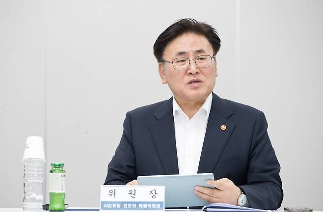 유상임 과학기술정보통신부 장관이 13일 서울 중구 서울스퀘어 국가인공지능위원회에서 열린 '제4차 AI컴퓨팅 인프라 특별위원회'를 주재하고 있다. /과기정통부 제공