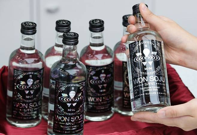 GS25 편의점에서 직원이 '원소주 스피릿'을 진열하고 있다.ⓒ뉴시스