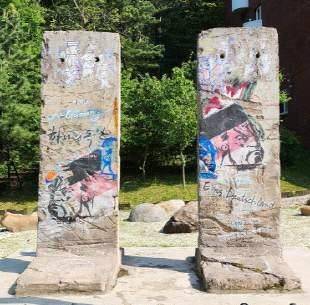 국립통일교육원 잔디마당에 전시된 베를린 장벽 실물 ⓒ국립통일교육원