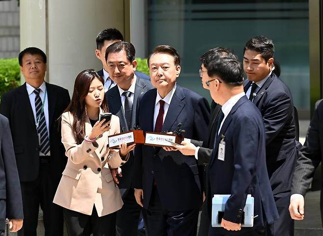 윤석열 전 대통령이 12일 서울 서초구 서울중앙지방법원에서 열린 내란 우두머리 및 직권남용 권리행사방해 혐의 3차 공판 오전 재판을 마친 뒤 식사하기 위해 이동하면서 취재진 질문에 입을 꾹 다물고 있다. 사진공동취재단