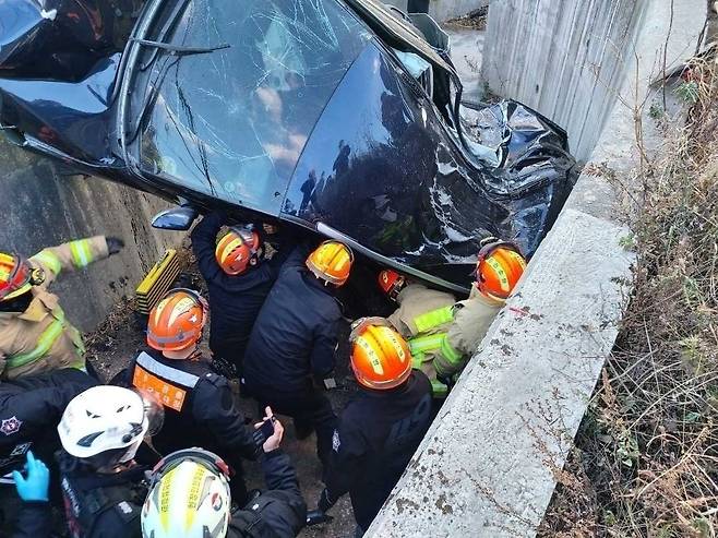 2022년 12월 6일 티볼리 에어 승용차가 급발진 의심 사고로 지하통로에 추락해 차에 타고 있던 이도현 군이 숨지고, 운전자인 이 군의 할머니가 크게 다쳤다. 강릉소방서 제공