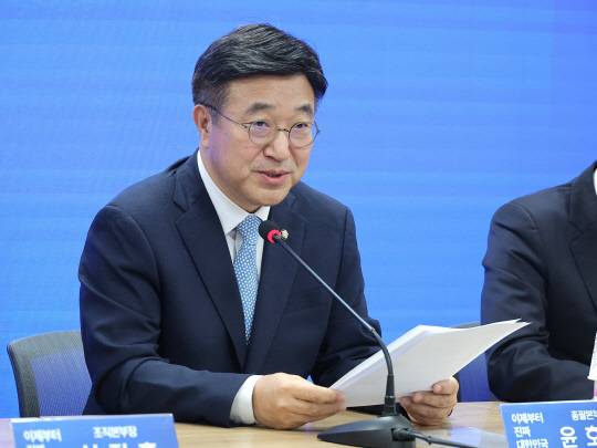 윤호중 더불어민주당 중앙선대위 총괄본부장이 지난 8일 서울 여의도 민주당사에서 열린 총괄본부장단 회의에서 발언하고 있다. 연합뉴스