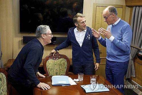 우크라이나로 향하는 기차 안에서 대화하는 영국 스타머(왼쪽 첫 번째), 독일 메르츠(〃세 번째) 총리와 프랑스 마크롱 대통령(〃 두 번째). 마크롱 대통령의 물잔 옆에 흰색 휴지가 놓여 있다. AP 연합뉴스