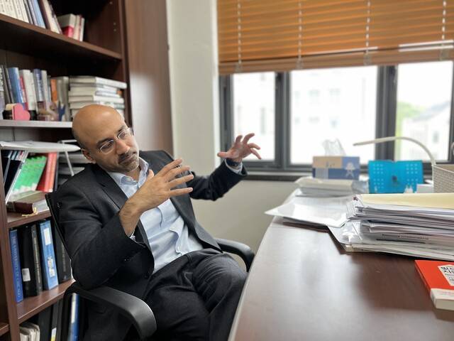 조락교경제학상 수상차 한국을 방문한 아티프 미안 프린스턴대 석좌교수가 지난 9일 서울 연세대에서 한겨레와 만나 인터뷰하고 있다. 이재연 기자