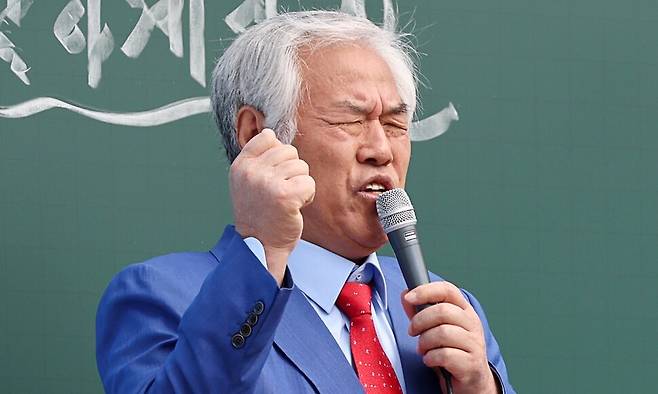 전광훈 사랑제일교회 목사가 지난 6일 서울 동화면세점 앞에서 열린 광화문 주일 연합예배에서 설교하고 있다. 연합뉴스