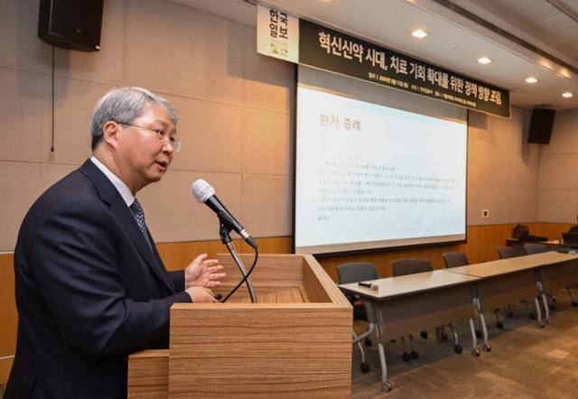 12일 서울 여의도 FKI타워에서 한국일보 주최로 열린 '혁신신약 시대, 치료 기회 확대를 위한 정책 방향 포럼'에 참석한 김병기 성균관대 의대 산부인과학교실 교수가 주제발표를 하고 있다. 최주연 기자