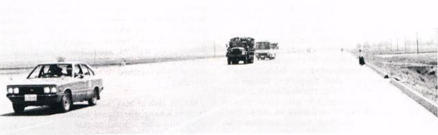 1980년 5월21일 데이비드 돌린저가 전남 나주에서 광주까지 걸어가던 중 찍은 사진.시민군이 탄 트럭과 버스의 앞 택시에는 중앙정보부 요원들이 승객으로 위장해 타고 있었다. 데이비드 돌린저 제공