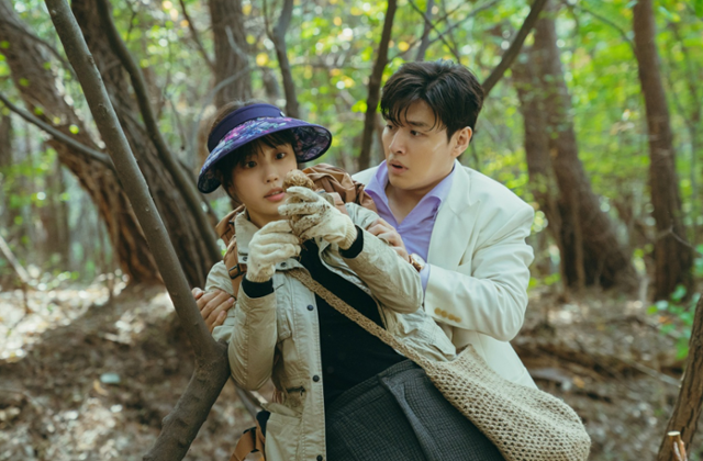 '당신의 맛'은 식품 기업을 물려받기 위해 작은 식당을 인수 합병하는 레시피 사냥꾼이 된 재벌 상속남 한범우와 전주에서 간판도 없는 원 테이블 식당을 운영 중인 셰프 모연주의 이야기를 담은 성장 로맨스다. 지니 TV 제공