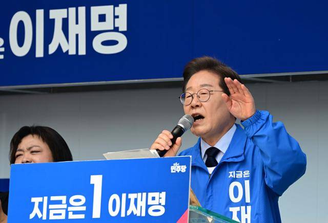 이재명 더불어민주당 대선 후보가 13일 경북 구미역 광장에서 열린 유세에서 지지를 호소하고 있다. 구미=고영권 기자