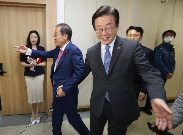 이재명 더불어민주당 대표가 2023년 5월 10일 오후 대구시청 산격청사를 찾아 홍준표 대구시장의 안내를 받아 청사를 빠져나가고 있다. 대구=연합뉴스