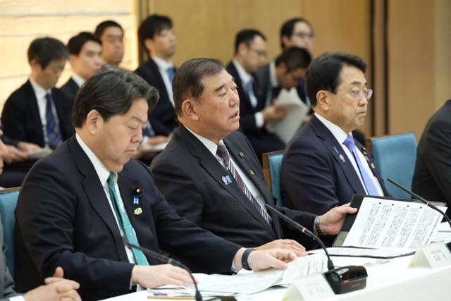 이시바 시게루(가운데) 일본 총리가 지난달 25일 도쿄 총리 관저에서 미일 관세 협상 관련 정부 종합대책회의에 참석해 발언하고 있다. 왼쪽부터 하야시 요시마사 관방장관, 이시바 총리, 아카자와 료세이 경제재생담당장관. 도쿄=지지·AFP 연합뉴스