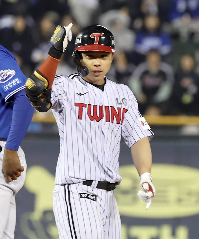 15일 오후 잠실야구장에서 열린 2025 프로야구 삼성과 LG 경기. LG 문성주가 8회 2타점 2루타를 날리고 기뻐하고 있다. 잠실=정시종 기자 capa@edaily.co.kr /2025.04.15.