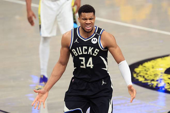 <yonhap photo-3742=""> INDIANAPOLIS, INDIANA - APRIL 29: Giannis Antetokounmpo #34 of the Milwaukee Bucks reacts in the first quarter against the Indiana Pacers of Game 5 of the 2025 NBA Playoffs at Gainbridge Fieldhouse on April 29, 2025 in Indianapolis, Indiana. NOTE TO USER: User expressly acknowledges and agrees that, by downloading and or using this photograph, User is consenting to the terms and conditions of the Getty Images License Agreement. Justin Casterline/Getty Images/AFP (Photo by Justin Casterline / GETTY IMAGES NORTH AMERICA / Getty Images via AFP)/2025-04-30 10:37:01/ <저작권자 ⓒ 1980-2025 ㈜연합뉴스. 무단 전재 재배포 금지, AI 학습 및 활용 금지></yonhap>