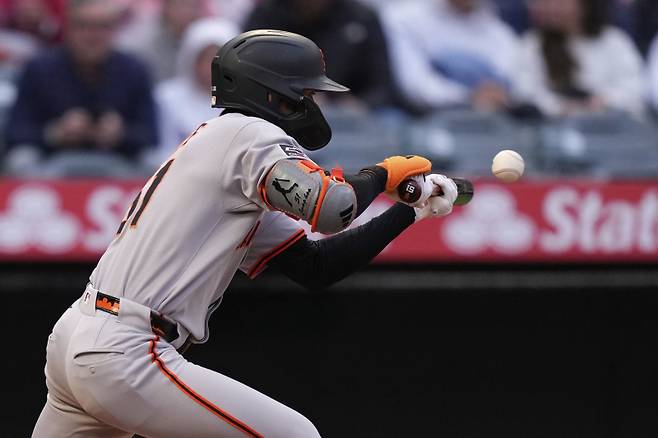 <yonhap photo-2921="">기습 번트를 시도하는 이정후. AP=연합뉴스</yonhap>