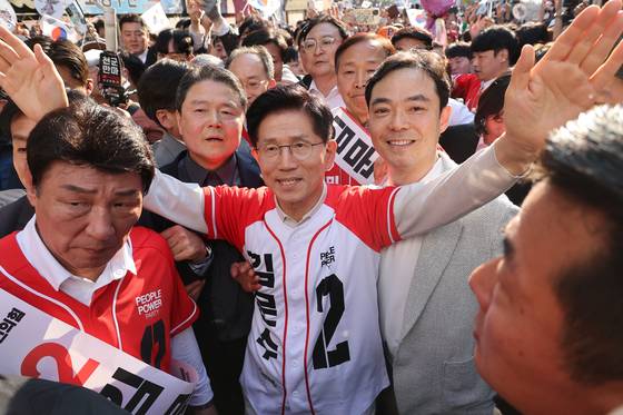 김문수 국민의힘 대통령 후보가 공식 선거운동 첫날인 12일 대구 서문시장을 방문해 상인들에게 인사하고 있다. 뉴스1