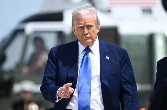 도널드 트럼프 미국 대통령이 12일(현지시간) 메릴랜드주 앤드루스 합동 기지에서 에어포스원에 탑승하기 위해 이동하고 있다. AFP=연합뉴스